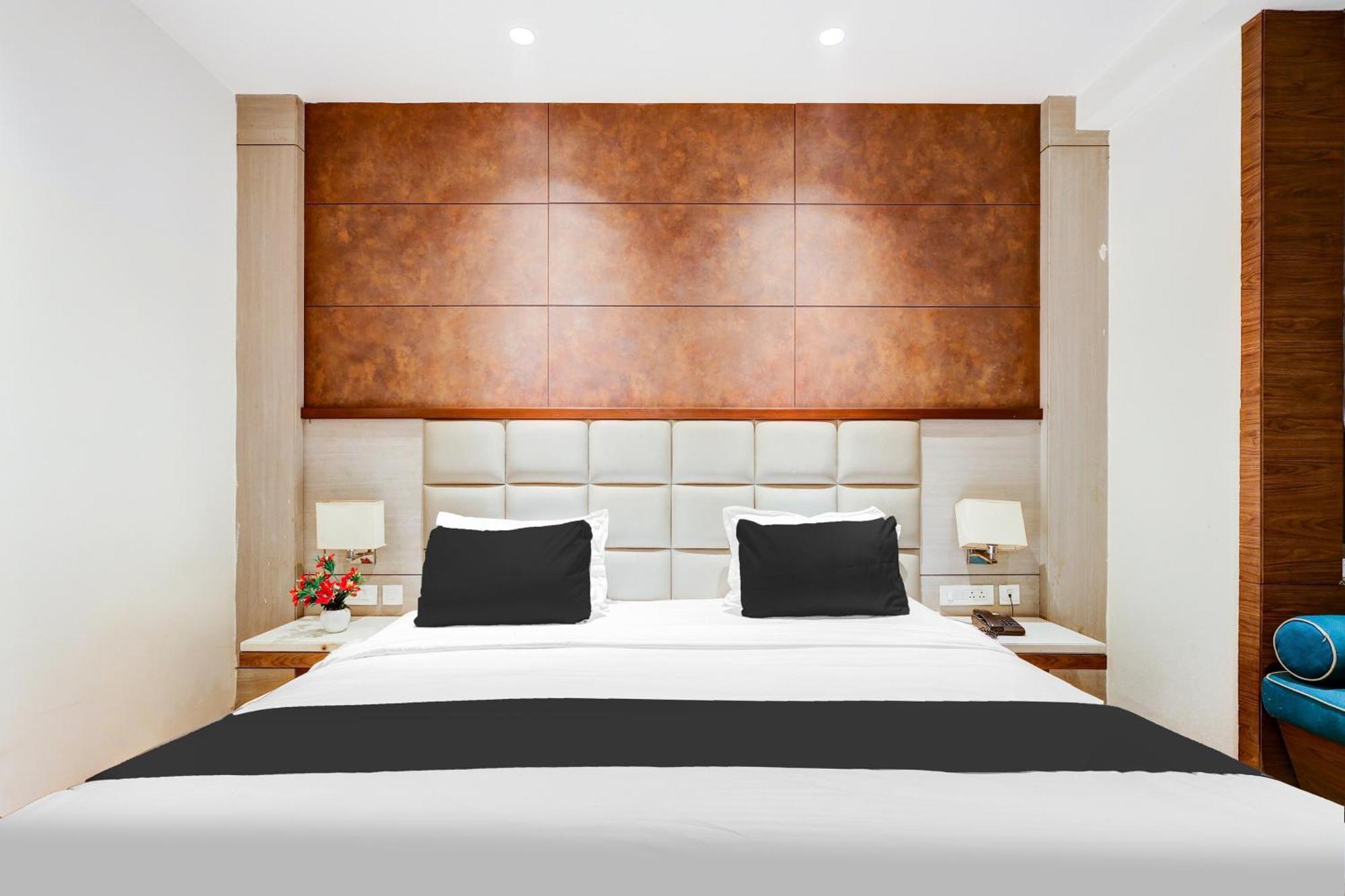 Super Townhouse Chhatarpur Near Metro Park New Delhi Bagian luar foto