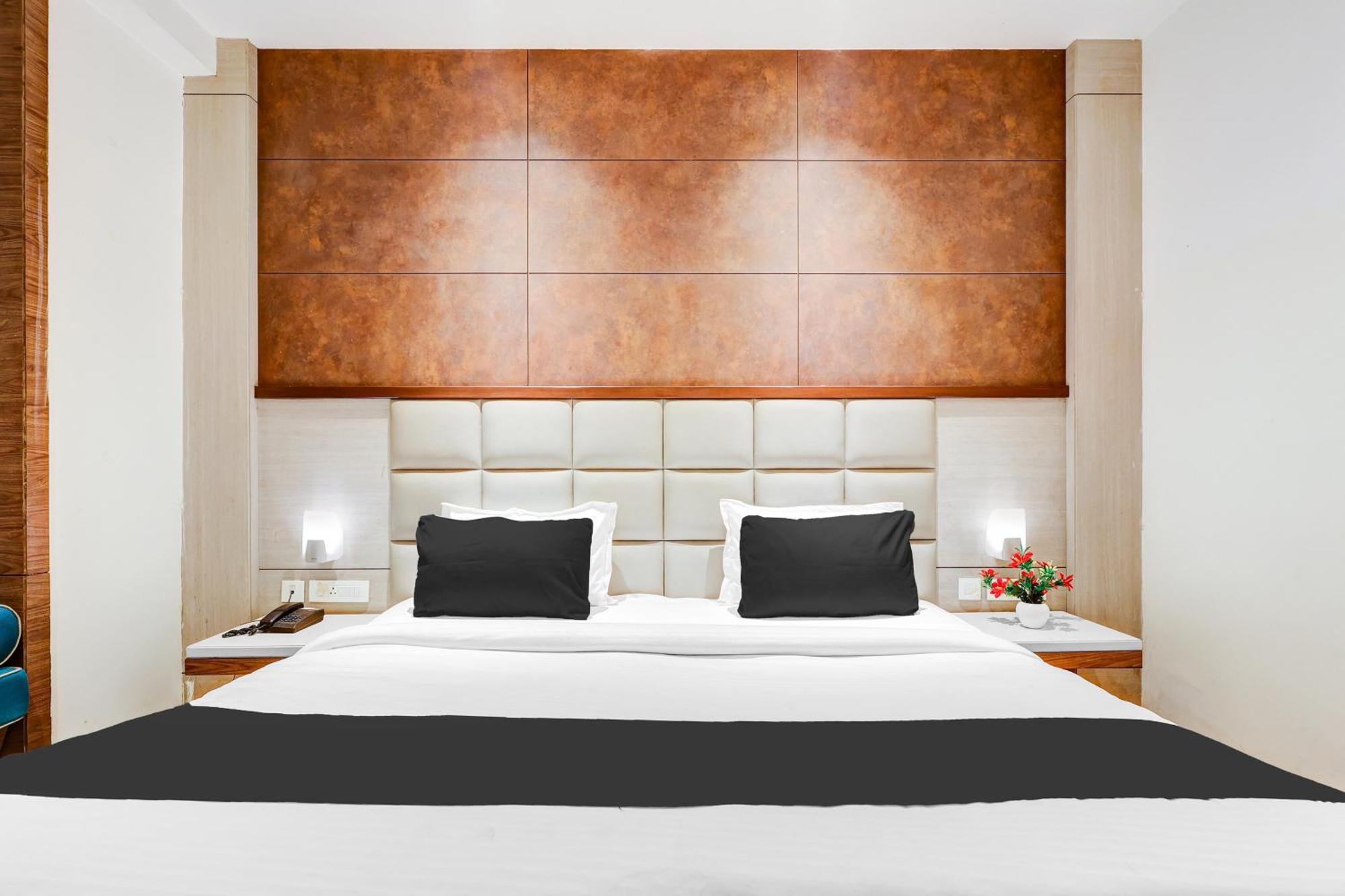 Super Townhouse Chhatarpur Near Metro Park New Delhi Bagian luar foto