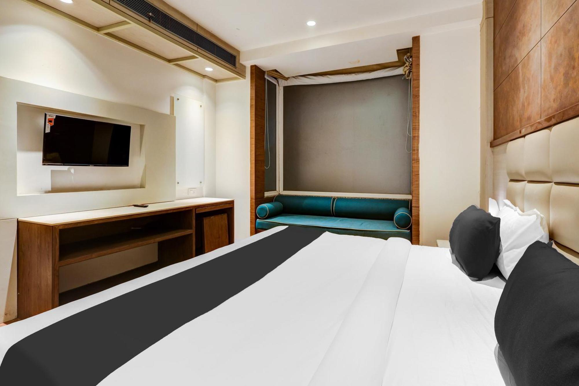 Super Townhouse Chhatarpur Near Metro Park New Delhi Bagian luar foto
