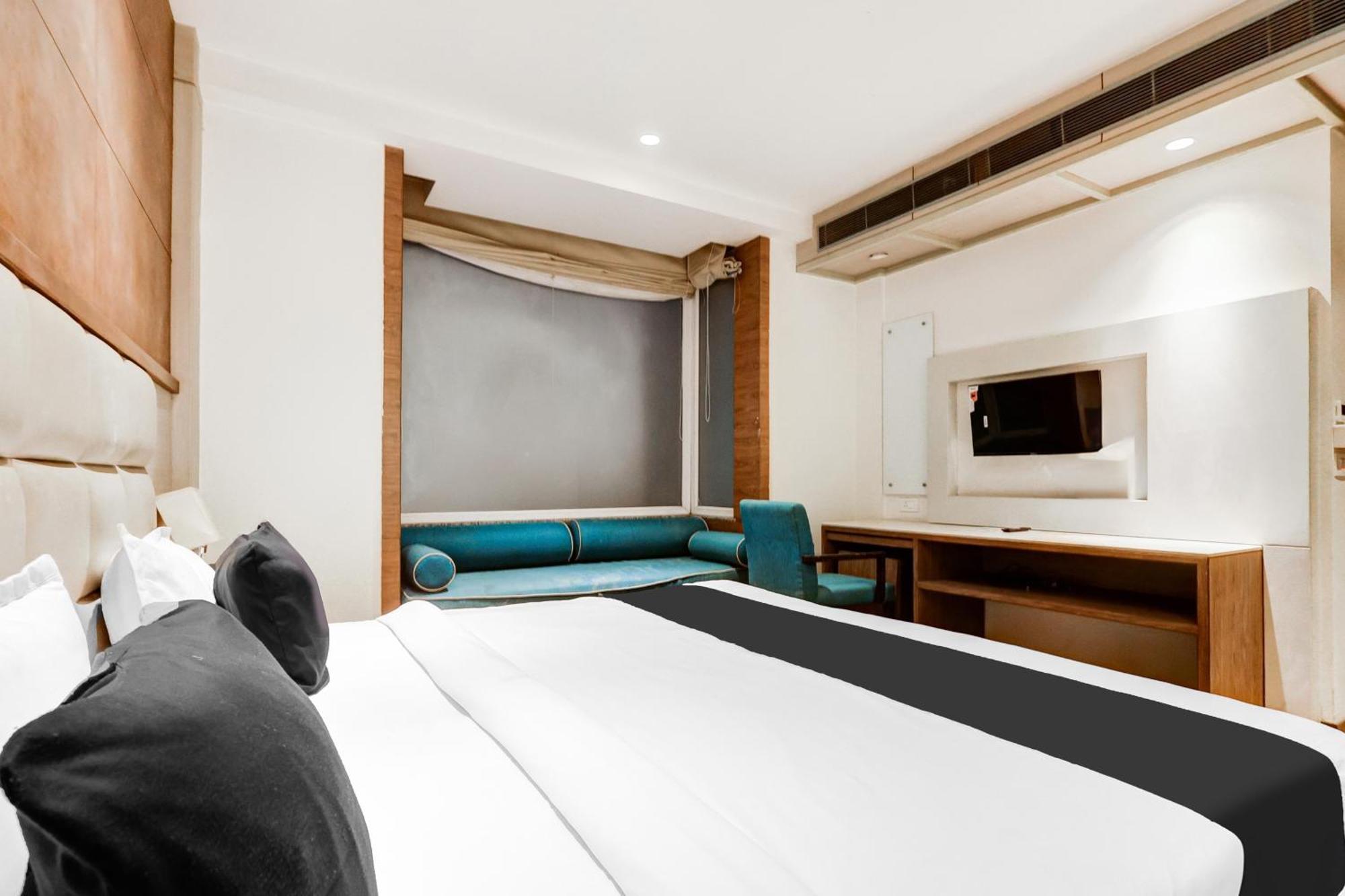 Super Townhouse Chhatarpur Near Metro Park New Delhi Bagian luar foto