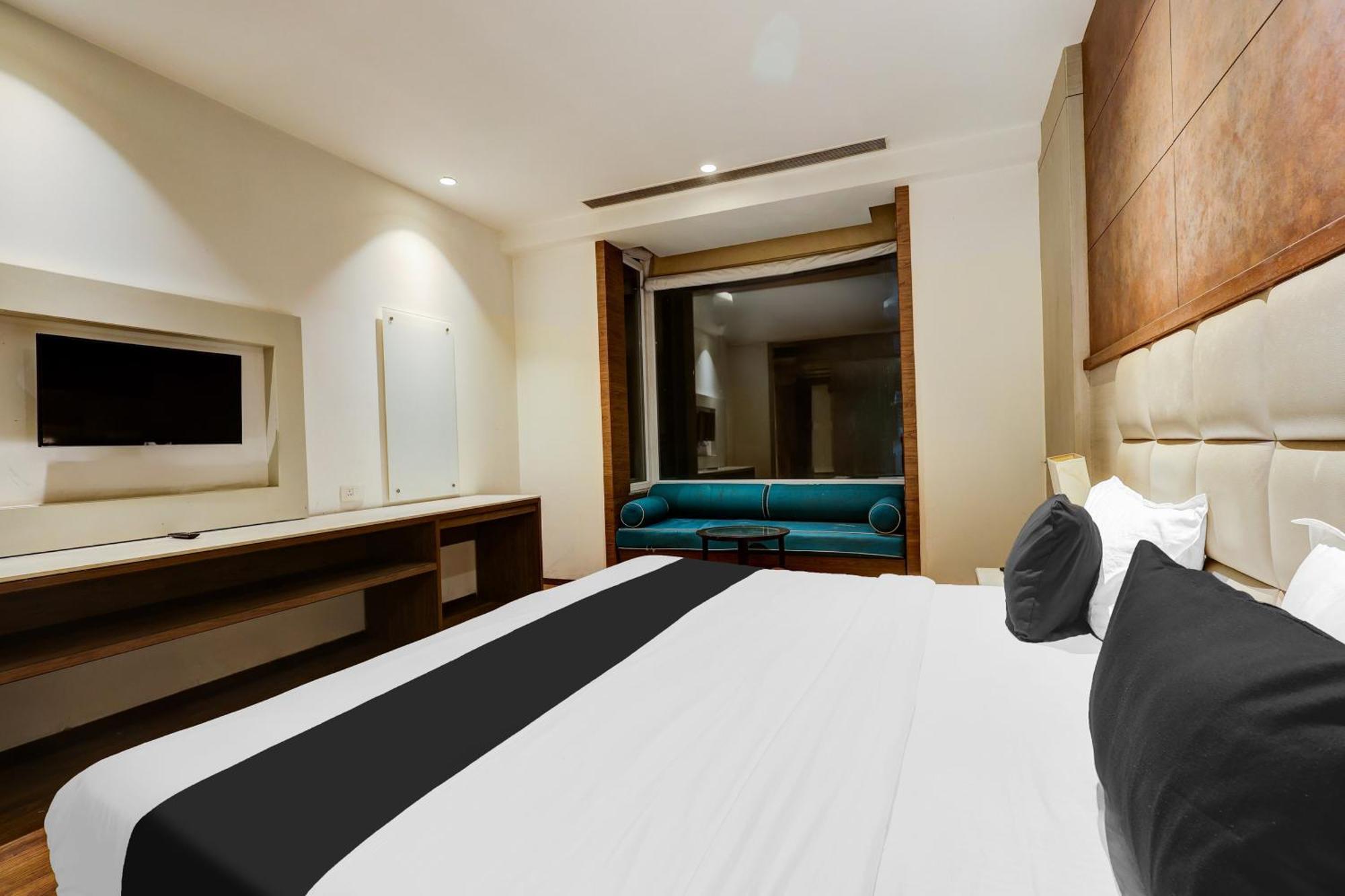 Super Townhouse Chhatarpur Near Metro Park New Delhi Bagian luar foto