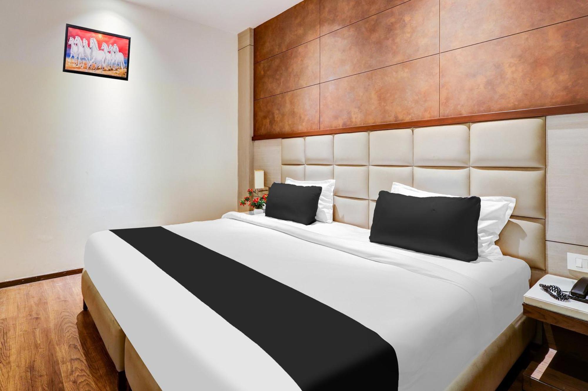 Super Townhouse Chhatarpur Near Metro Park New Delhi Bagian luar foto